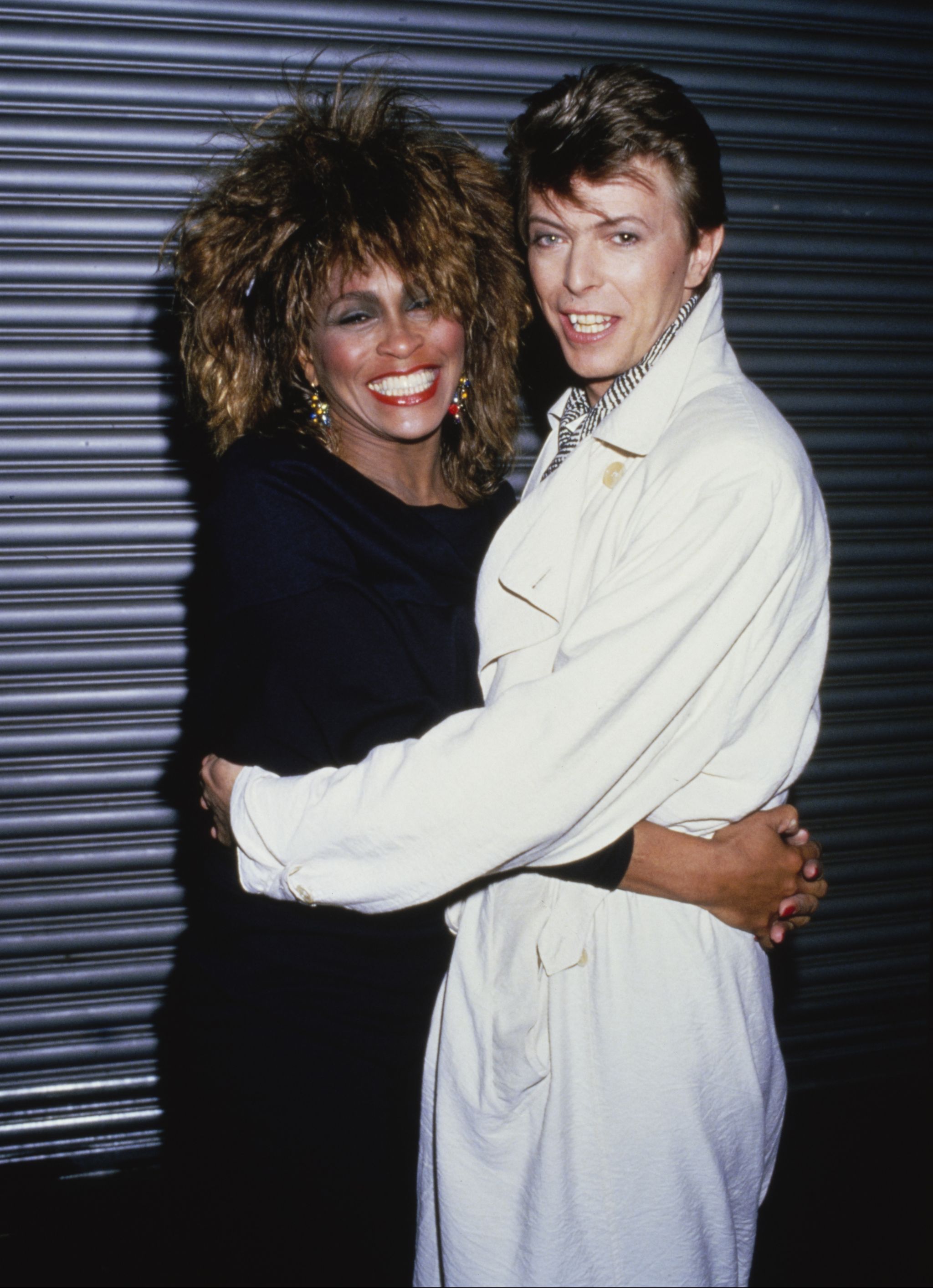 tina turner y bowie, abrazados, en 1985