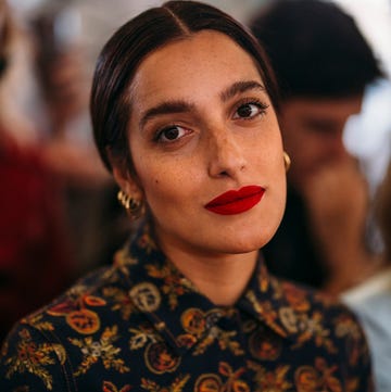 tintes de maquillaje mujer con los labios rojos