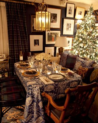Room, Dining room, Tablecloth, Furniture, Property, Interior design, Table, Home, Lighting, House, 