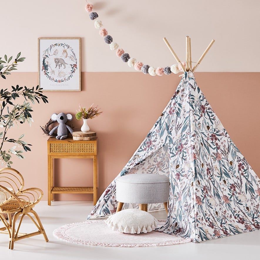 tipi infantil con motivos botánicos