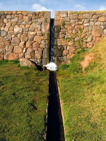 9. Tipon De Incas waren geniale ingenieurs die ernaar streefden om hun bouwwerken in te passen in de natuurlijke omgeving Tipon een locatie van 500 hectare rond een bron bij Cusco is hun meesterwerk op het gebied van watermanagement genoemd Omdat de waterwegen werden gebouwd als onderdeel van de landhuizen van de adel van de Incas zijn de prachtige stenen structuren van Tipon vergelijkbaar met die van Machu Picchu gebouwd in de koninklijke Incastijl met trapezodevormige deuren en voorzien van mooi bewerkte fonteinen De complexe baden en irrigatiekanalen werken nog steeds vijf eeuwen na de Spaanse verovering waardoor Tipon voorzien is van een eindeloze kalmerende soundtrack van stromend water