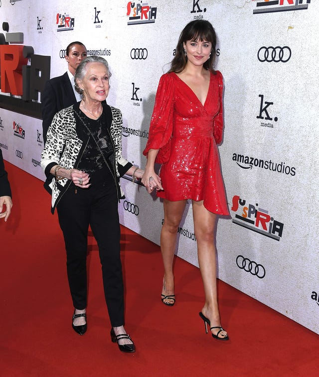 https://hips.hearstapps.com/hmg-prod/images/tippi-hedren-dakota-johnson-arrives-at-the-premiere-of-news-photo-1636834627.jpg?crop=1.00xw:0.425xh;0,0.0353xh&resize=640:*