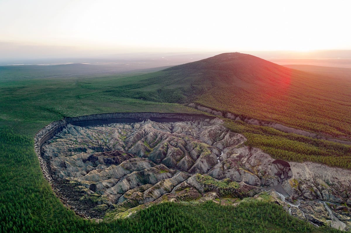 De almaar uitdijende Batagaikakrater in OostSiberi nu bijna een kilometer breed is de grootste in het noordpoolgebied Overal ontstaan hier kraters en meren doordat permafrost ontdooit en de bodem inzakt