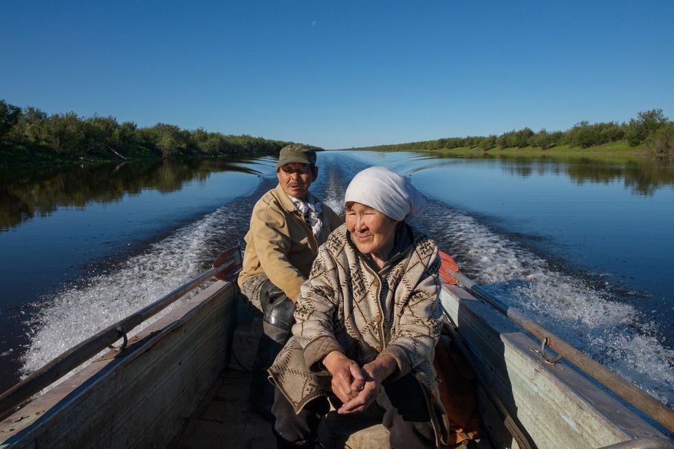Het inheemse echtpaar Nikolai en Svetlana Jaglovski kunnen nog altijd in hun bestaan voorzien door te jagen en op de Kolyma te vissen dicht bij Tsjerski Sommige buren zijn noodgedwongen naar de stad verhuisd door het ontdooien van de permafrost zakken huizen aan de rivieroever in en wordt het landschap moeilijker begaanbaar
