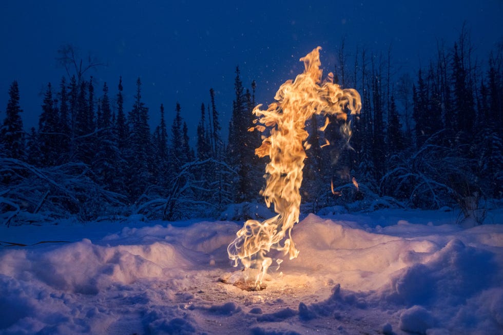 Methaan een krachtig broeikasgas borrelt omhoog uit de ontdooiende bodem onder meren in het noordpoolgebied s Winters zit het gas vast onder het bevroren wateroppervlak In dit meer bij Fairbanks Alaska hebben wetenschappers gaten in het ijs geboord en het ontsnappende methaan aangestoken