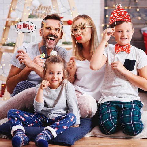 christmas card photo ideas family with christmas props