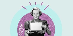 mujer con máquina de escribir y taza de café trabajando en casa