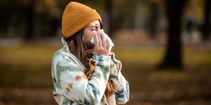 jonge vrouw is verkouden en kan wel tips tegen verkoudheid gebruiken