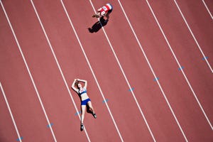 atletas agotadas en una pista de atletismo