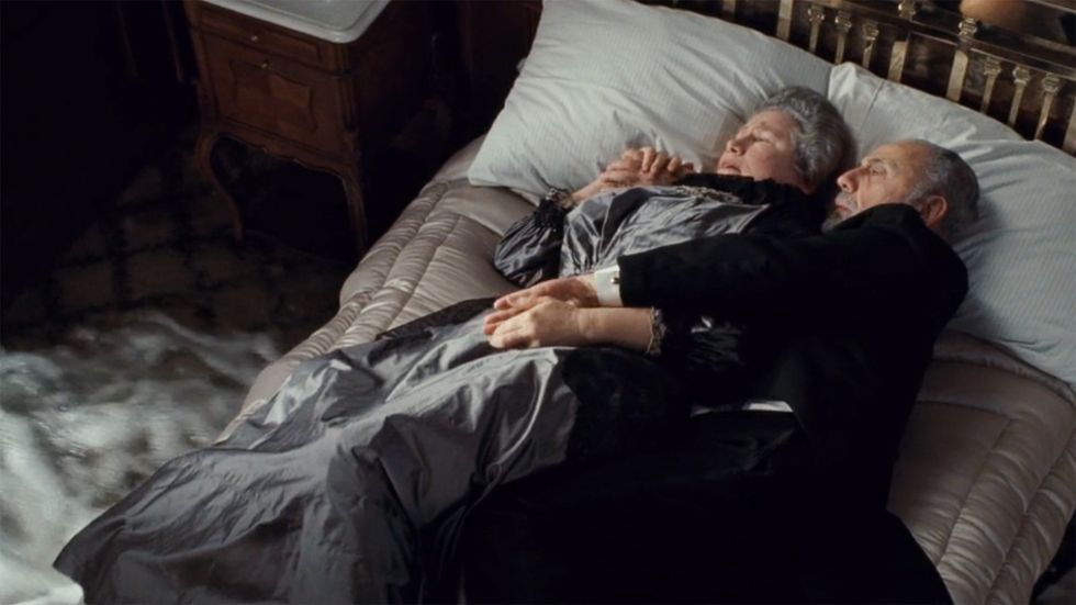 una pareja de ancianos en la cama en titanic