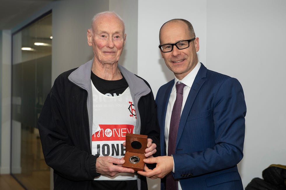ken jones, 86 years old, is presented a commemorative medal by hugh brasher at the 40th race launch which celebrates the ever presents, the name of the group of runners who have participated in every single london marathon since 1981 and will run it for the 40th
time in the historic 40th race on sunday 26
april tower bridge, london tuesday 4th february 2020 photo thomas lovelock for london marathon events

for further information medialondonmarathoneventscouk