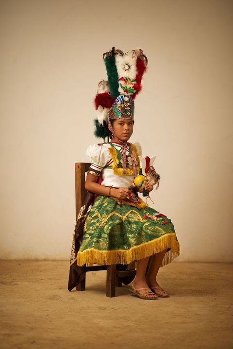 Een meisje belichaamt de figuur van Malinche een historisch personage die de Spanjaarden hielp om te communiceren met de inheemse bevolking