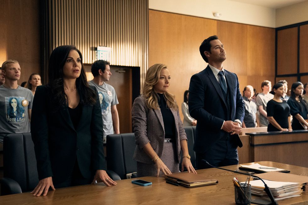 the lincoln lawyer l to r lana parilla as lisa trammell, becki newton as lorna crane, manuel garcia rulfo as mickey haller in episode 210 of the lincoln lawyer cr lara solankinetflix © 2023