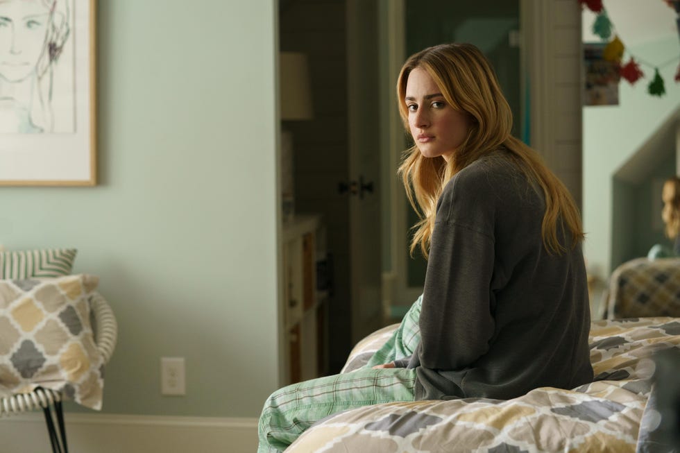 tell me lies    “merry fcking christmas”   episode 105    lucy and stephen go home for winter break and deal with family tension meanwhile, lucy uncovers a secret lucy grace van patten, shown photo by josh stringerhulu
