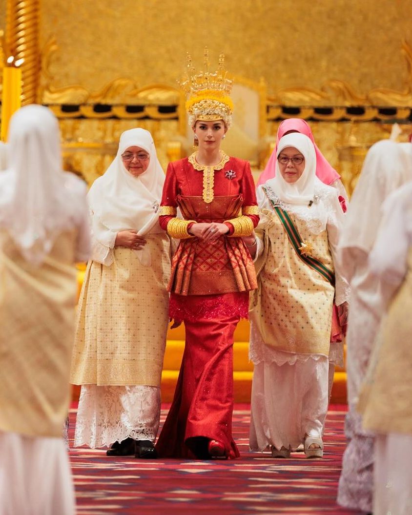 汶萊王子結婚「最豪」婚禮細節公開！混血王妃連換5套傳統婚紗，鑽戒天價、皇冠大姑也戴過