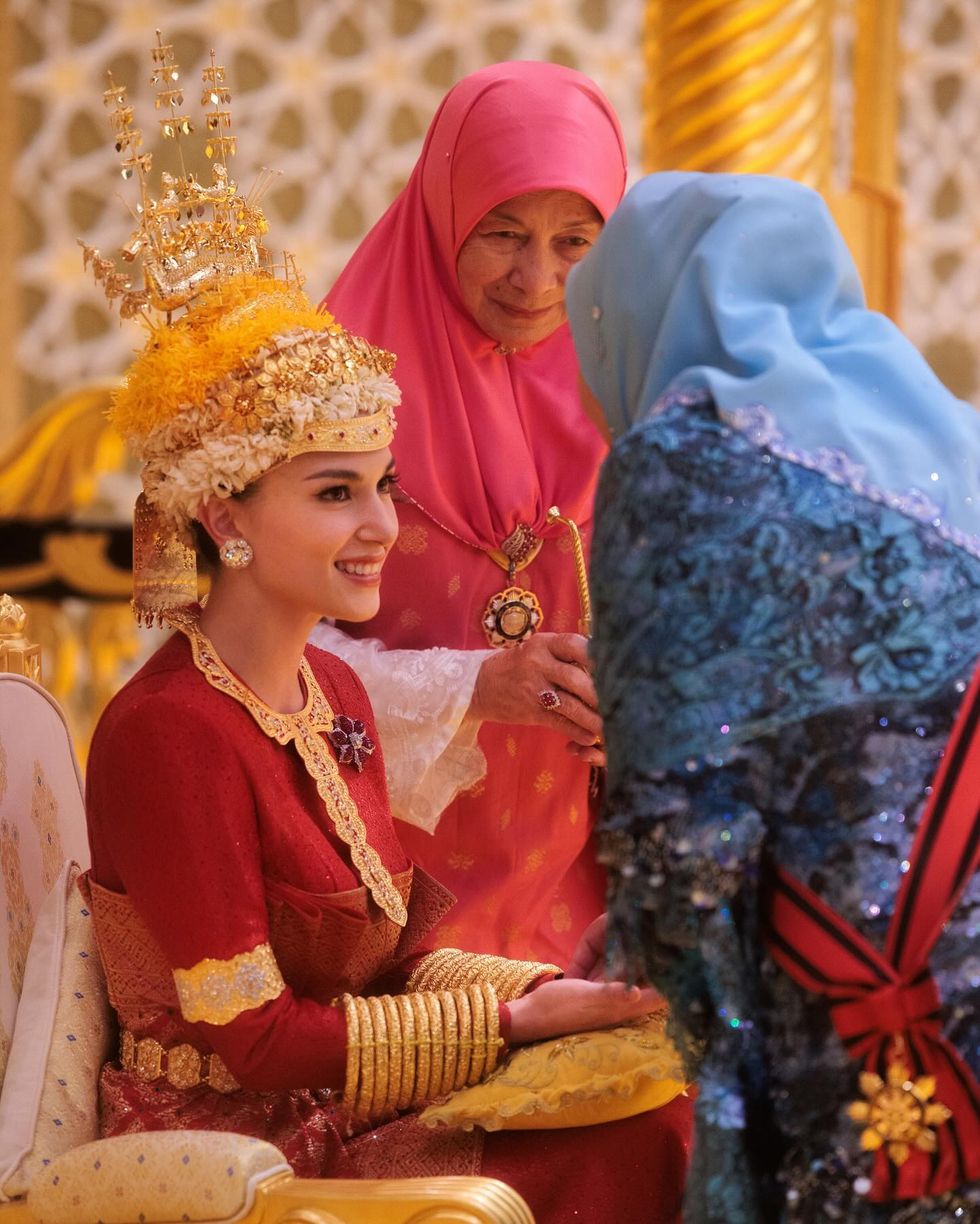 汶萊王子結婚「最豪」婚禮細節公開！混血王妃連換5套傳統婚紗，鑽戒天價、皇冠大姑也戴過