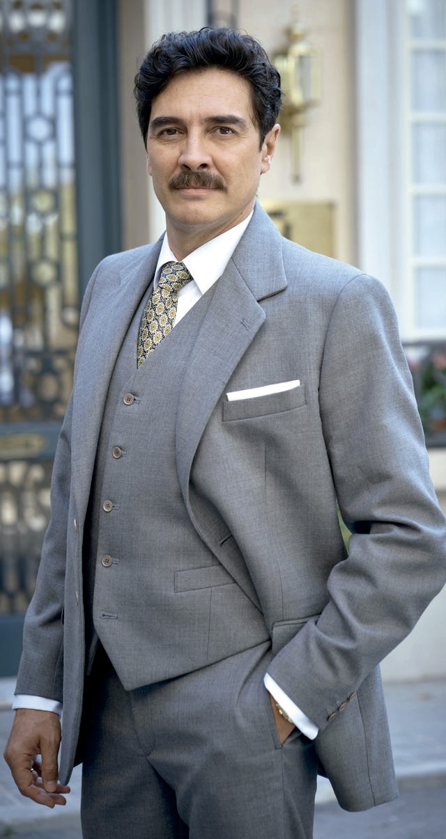 Suit, Clothing, Formal wear, Tuxedo, Blazer, White-collar worker, Outerwear, Businessperson, Jacket, Tie, 