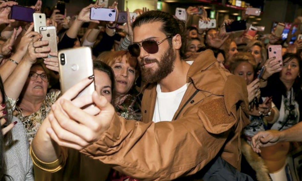 Can Yaman en España con sus fans