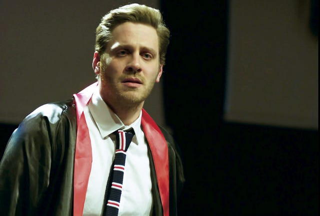 mert en su graduación