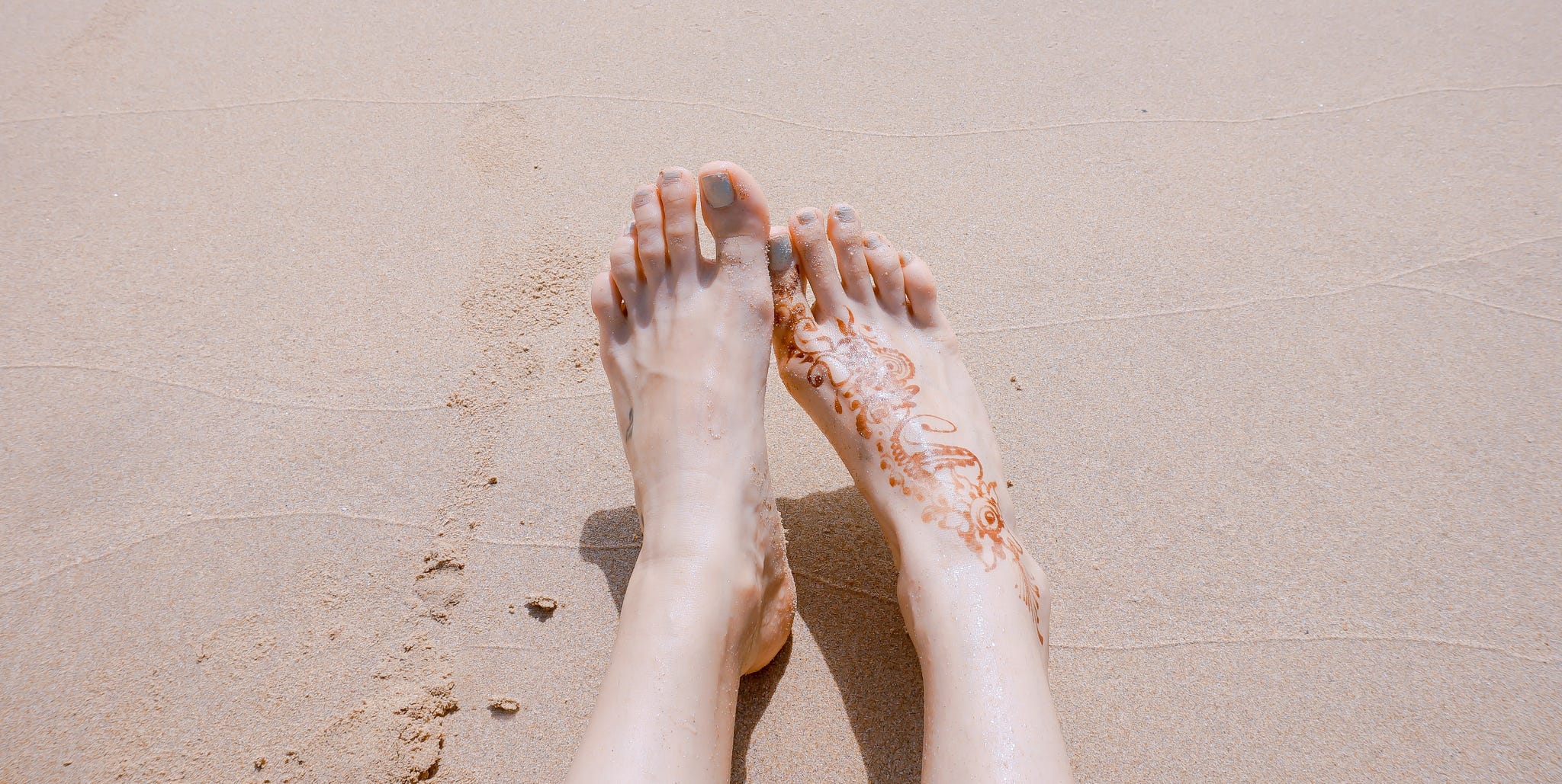 Leg, Sand, Foot, Toe, Skin, Human leg, Hand, Barefoot, Joint, Footwear, 