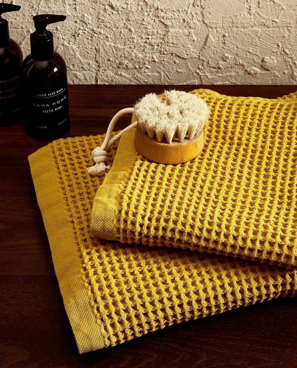 Toalla de algodón con relieve efecto waffle y borde liso de Zara Home