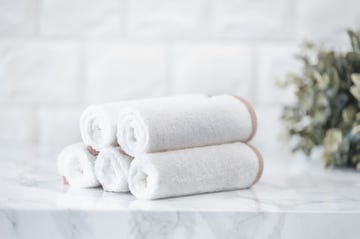 amazon tiene el organizador de toallas de pared y es perfecto para ordenar el baño