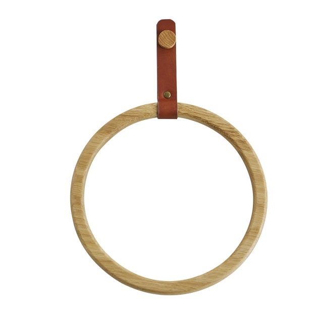 Toallero de madera con detalle de piel