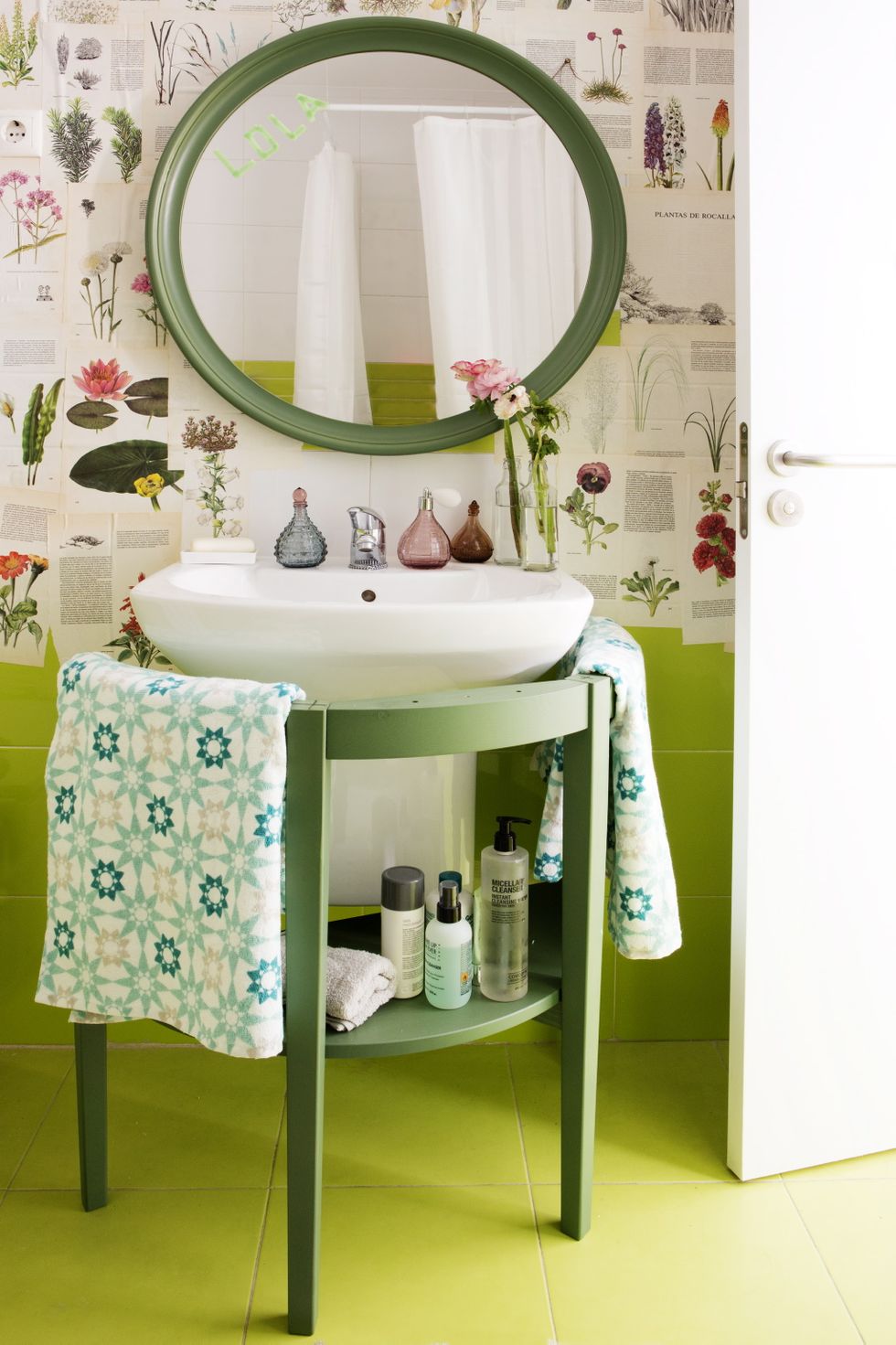 baño verde con mueble de lavabo hecho a mano diy