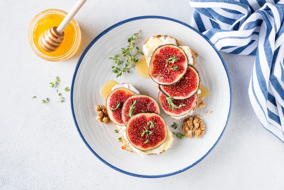 toast or bruschetta with figs and ricotta cheese