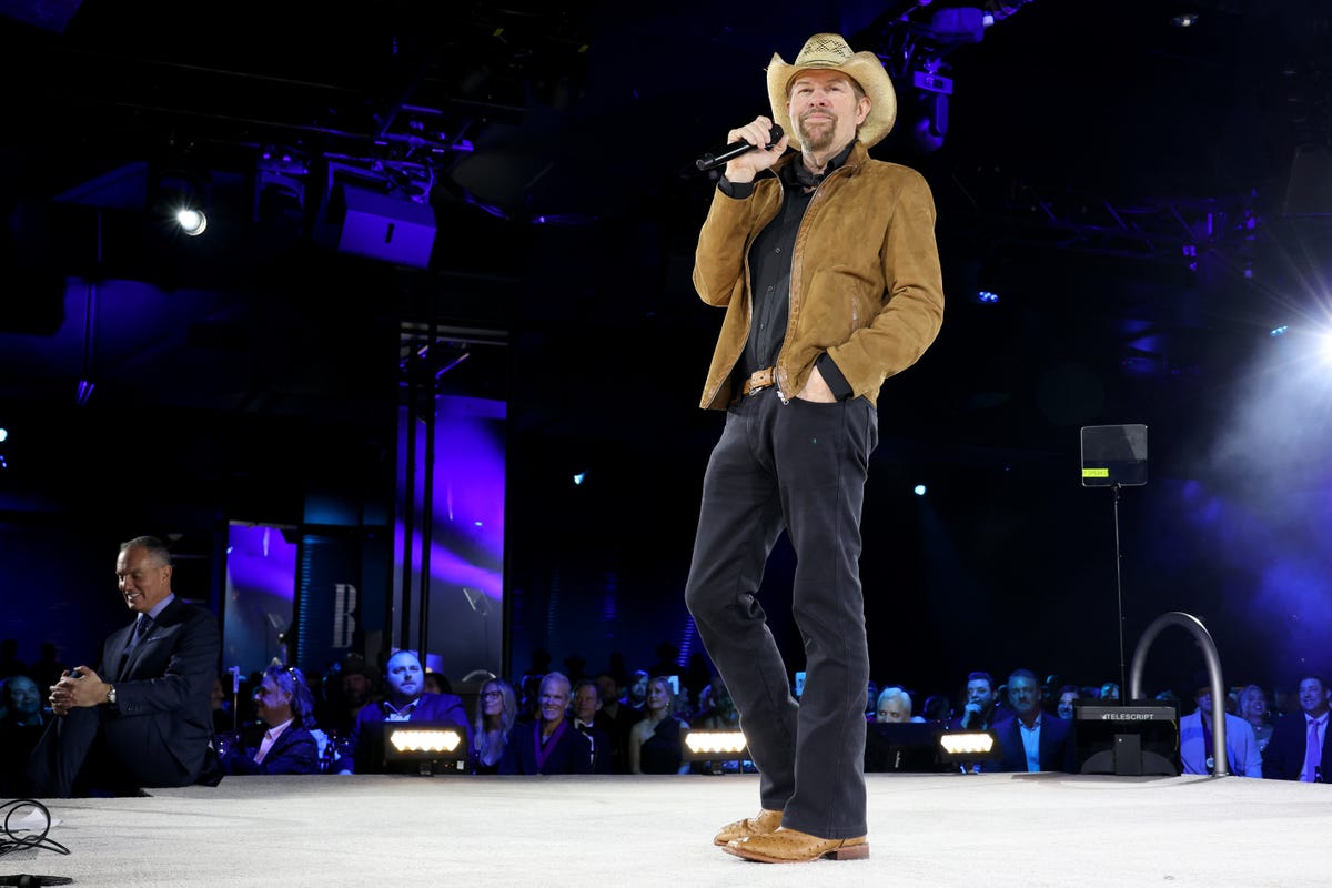 Toby Keith Takes the Stage for "Phenomenal" Performance