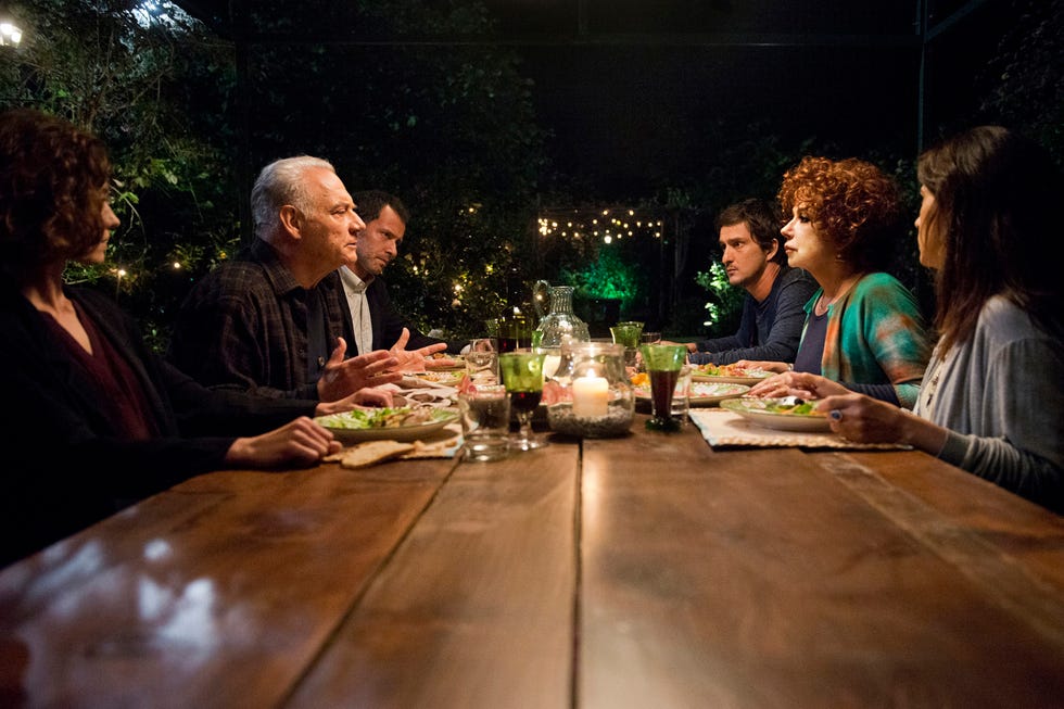 ettore y emma ferraro, personajes de todo puede suceder, hablan en la mesa junto a sus hijos