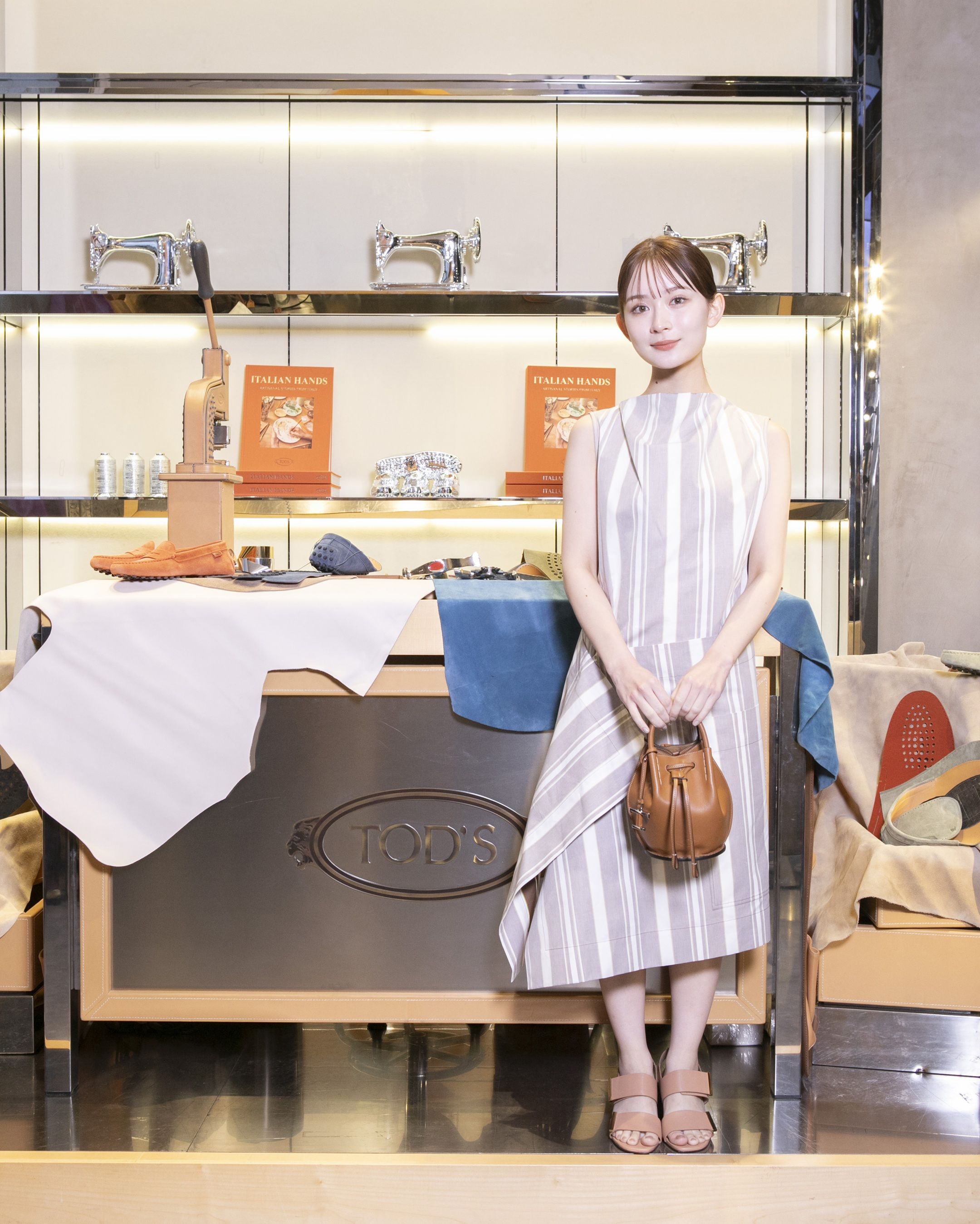 新品未使用　非売品　トッズTOD'S写真集ITALIAN HANDS 希少品 職人の「手仕事」から見るイタリア｜トッズが写真集『ITALIAN