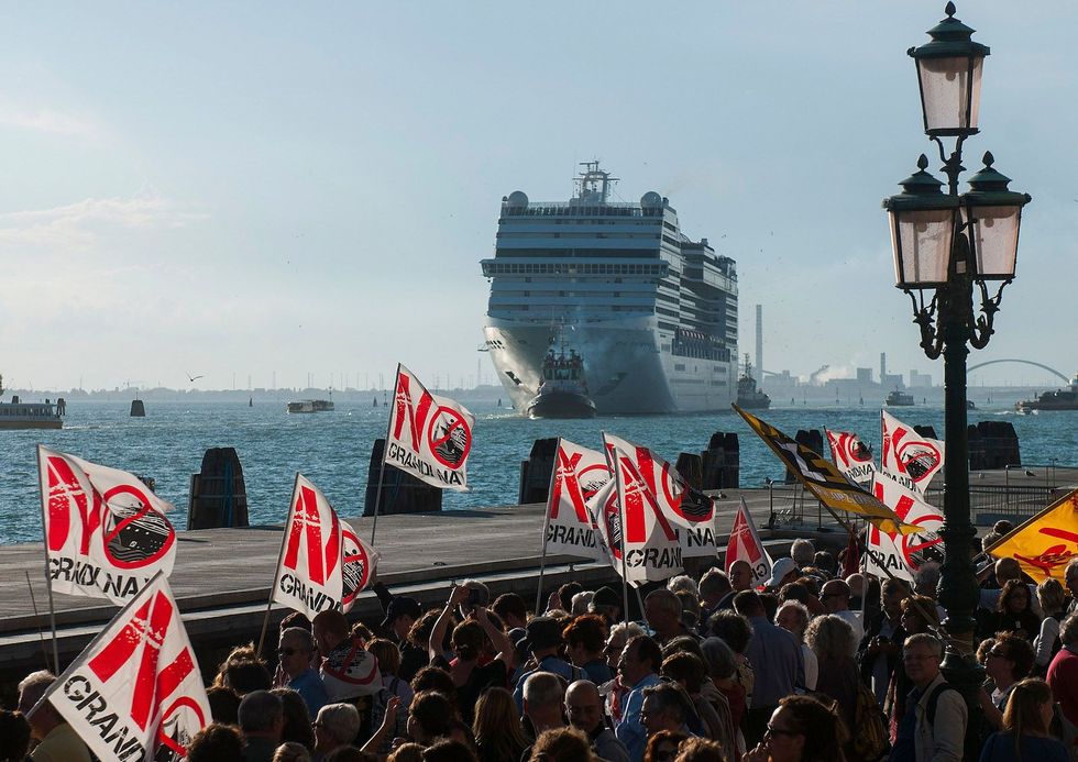Inwoners protesteren tegen het toelaten van grote cruiseschepen in de haven