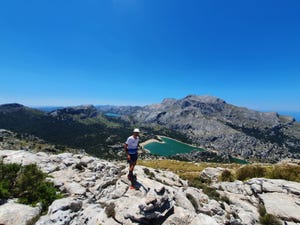 el trail runner tofol castanyer durante el reto de las cimas de la sierra de la tramuntana de mallorca