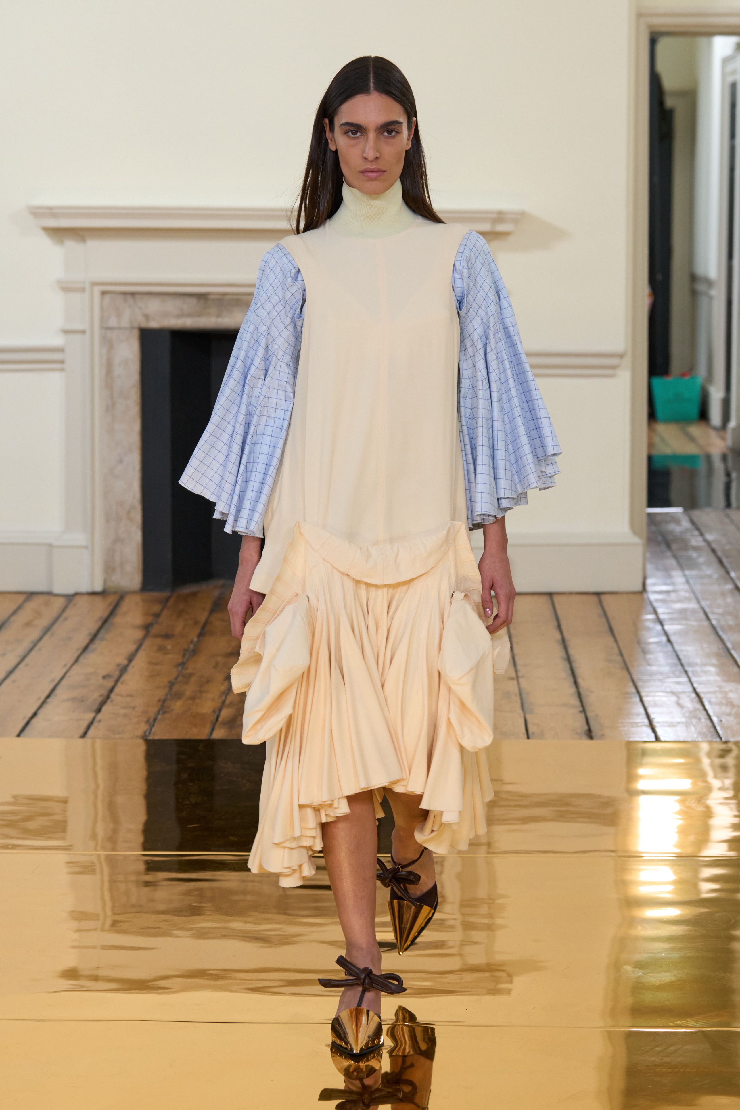 トーガ(TOGA)」2025春夏コレクション | ファッション | ELLE トーガ(TOGA)」2025春夏コレクション | ファッション | ELLE