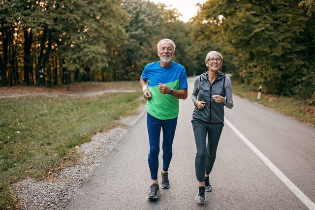 ouder stel tijdens het hardlopen