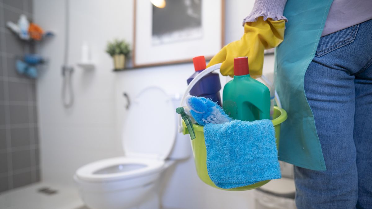 How to Make a Bathroom Cleaning Kit