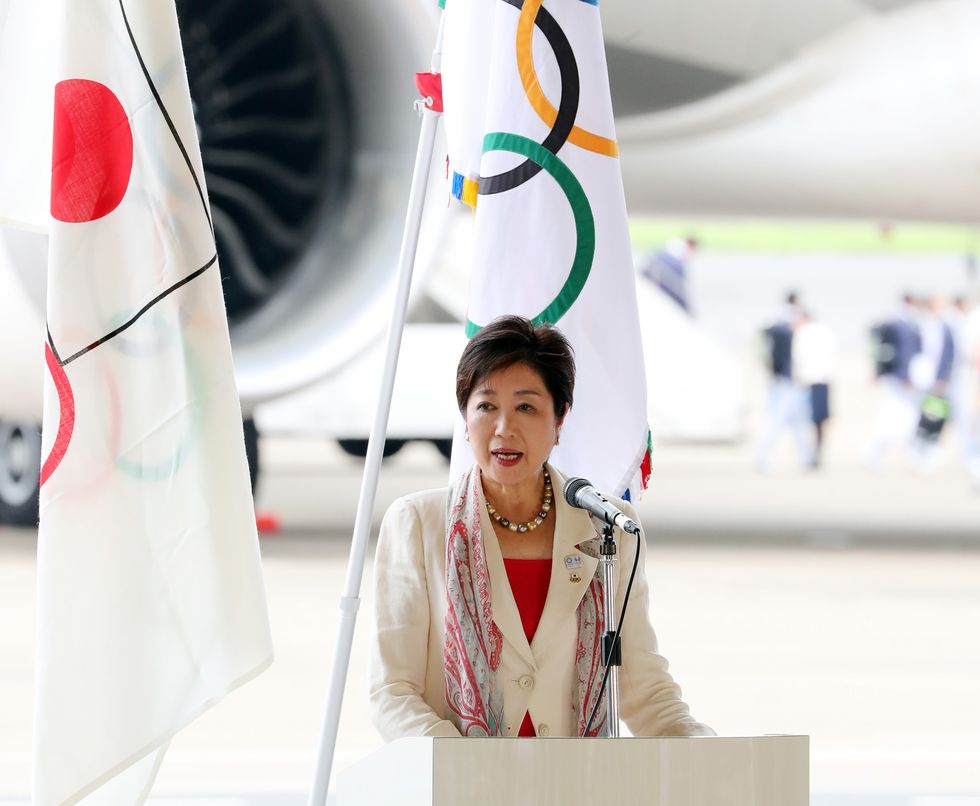 la gouverneur de tokyo yuriko koike accueille la délégation olympique japonaise de retour de rio de janeiro