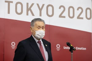 el responsable del comité de organización de los juegos olímpicos de tokio 2020 en 2021, yoshiro mori, se dirige a la prensa con mascarilla