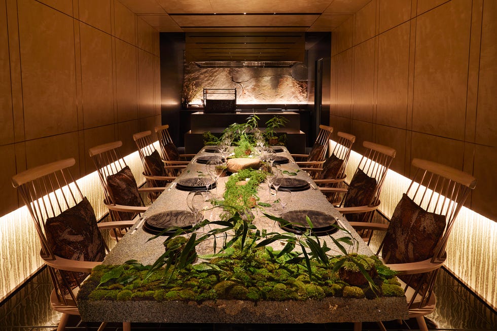 een tafel gedekt voor acht personen in een Japans restaurant