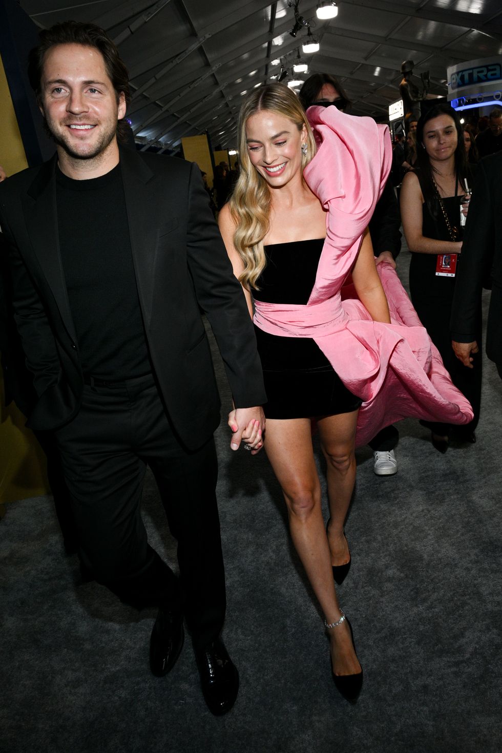 https://hips.hearstapps.com/hmg-prod/images/tom-ackerley-and-margot-robbie-at-the-30th-annual-screen-news-photo-1708955053.jpg?resize=980:*