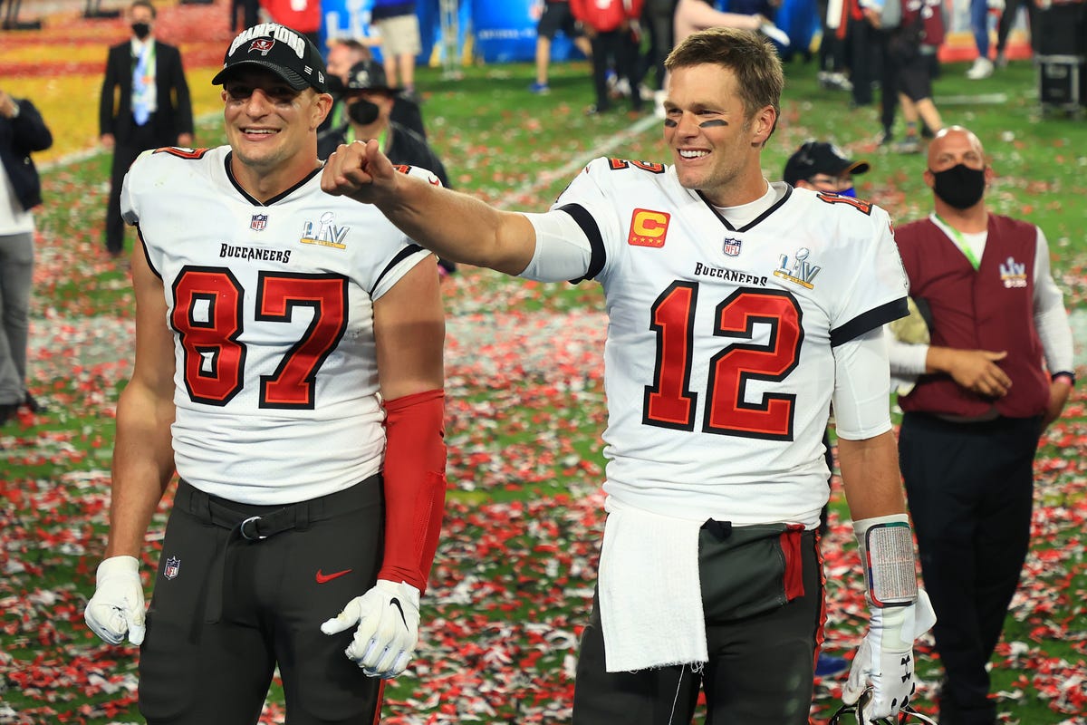 Tom Brady, Rob Gronkowski throw during private workout at UCLA