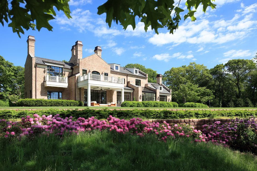 Tom Brady & Gisele Bundchen are selling this Massachusetts estate