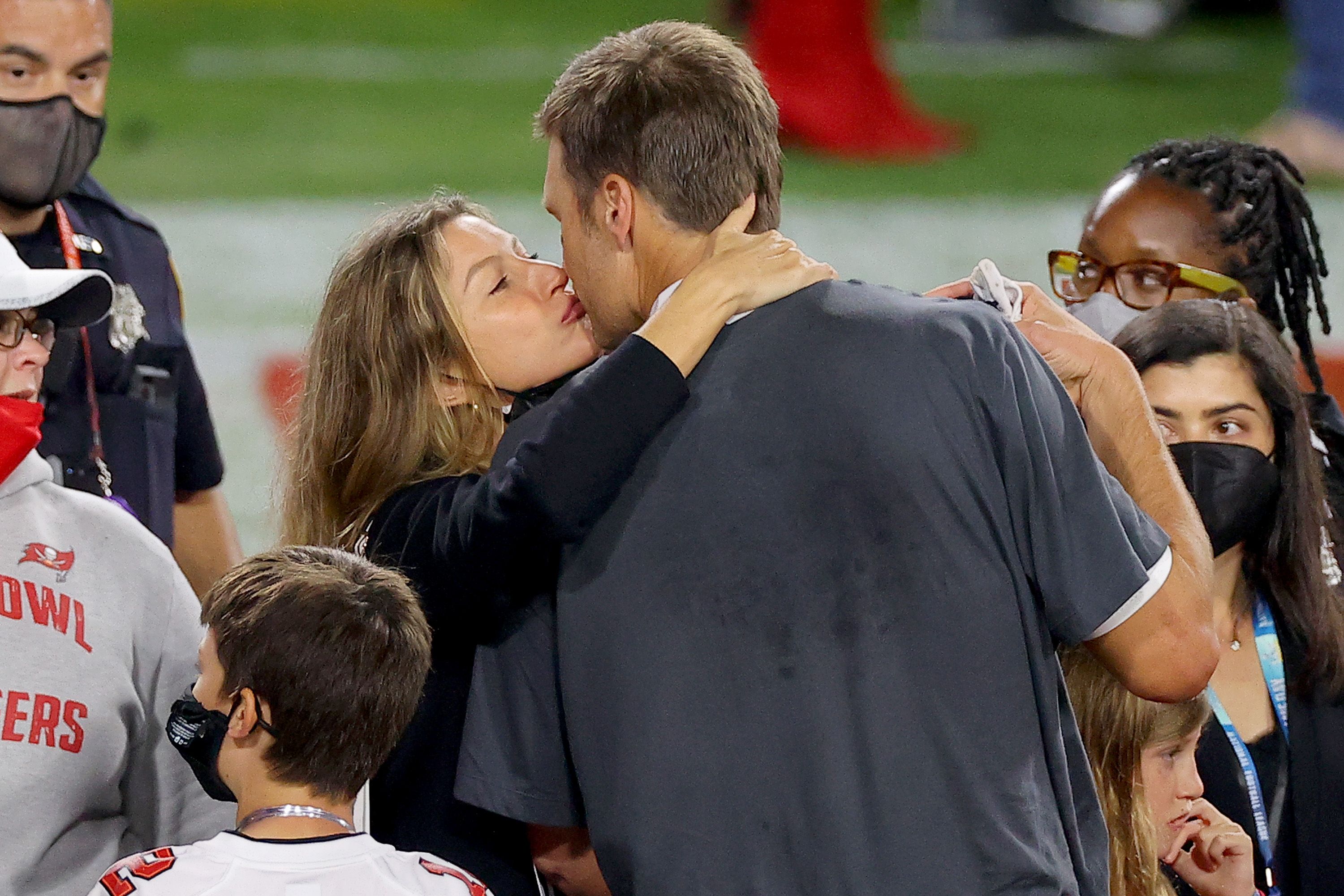 トム・ブレイディ Tom Brady直筆サイン入りフォト16✖️20 インチ