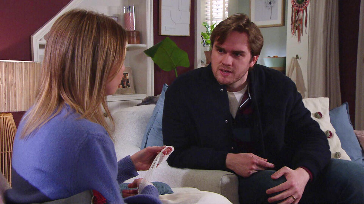Emmerdale Soap Scoop - Eric shocks Victoria
