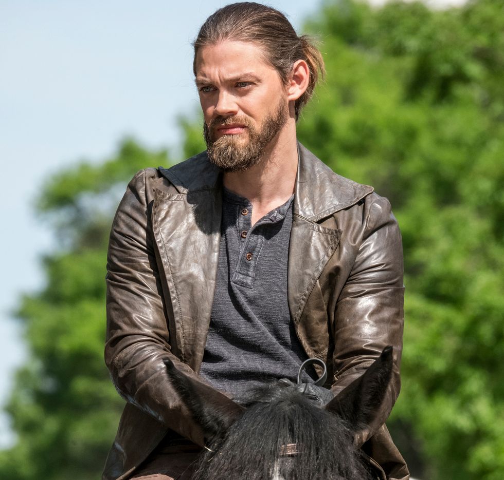 Tom Payne als Paul „Jesus“ Rovia auf einem Pferd, The Walking Dead Staffel 9