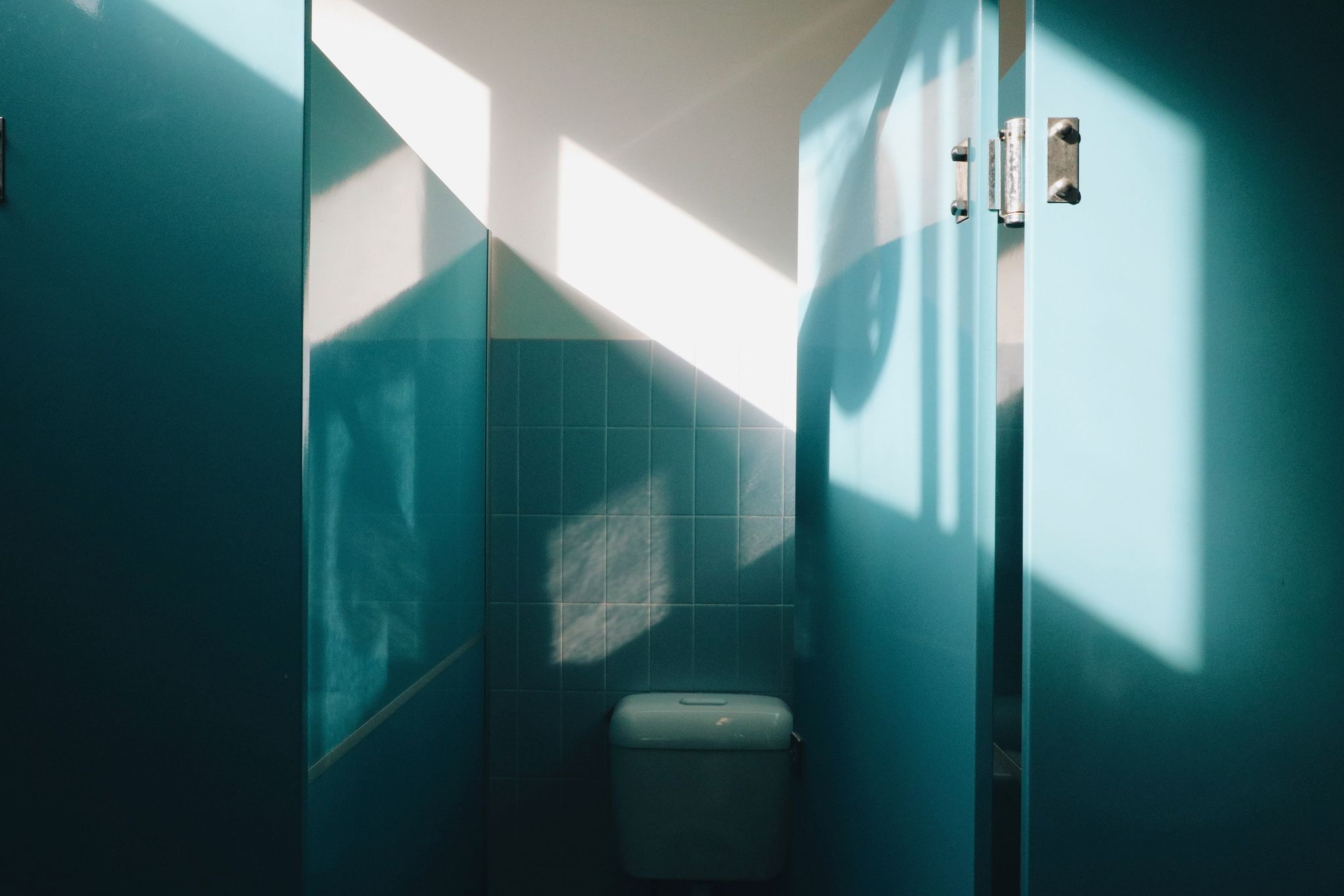 Blue, Green, Turquoise, Light, Teal, Room, Aqua, Wall, Reflection, Architecture, 