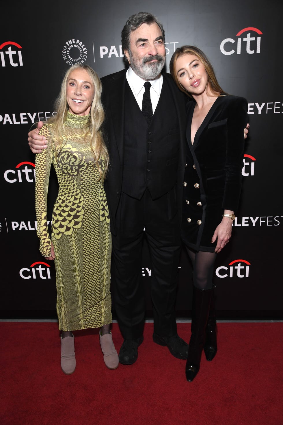 Tom Selleck pose avec sa famille au Paleyfest 2024 Country Living