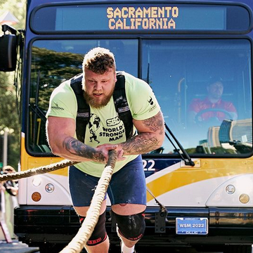 tom stoltman arrastra un autobús en una de las pruebas del mundial de strongman