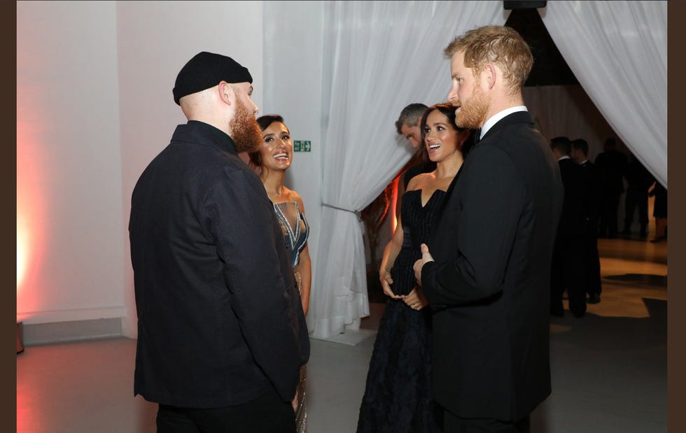 Event, Fashion, Formal wear, Ceremony, Suit, Gesture, Conversation, 